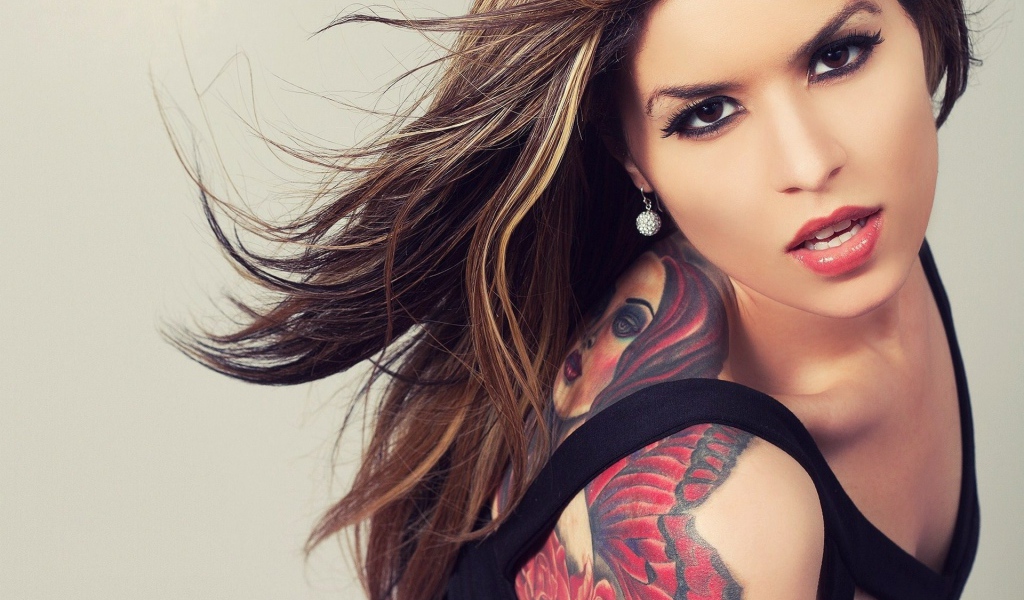 Брюнетка с татуировкой девушка