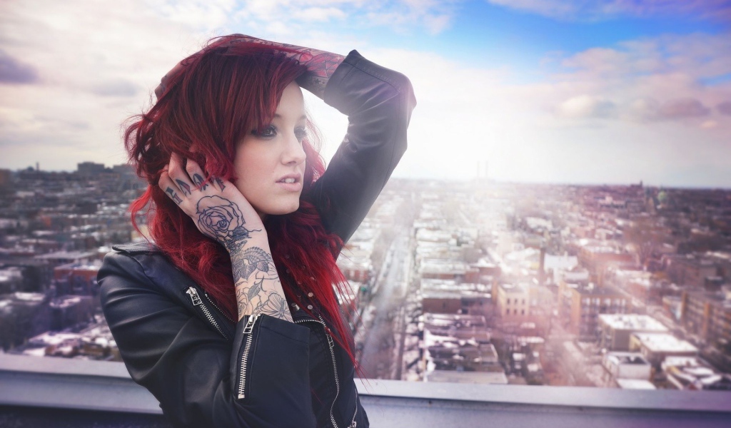 Девушка в черной куртке