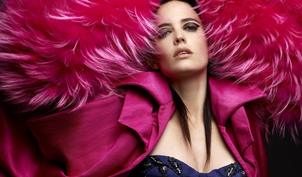 Девушка в розовой одежде