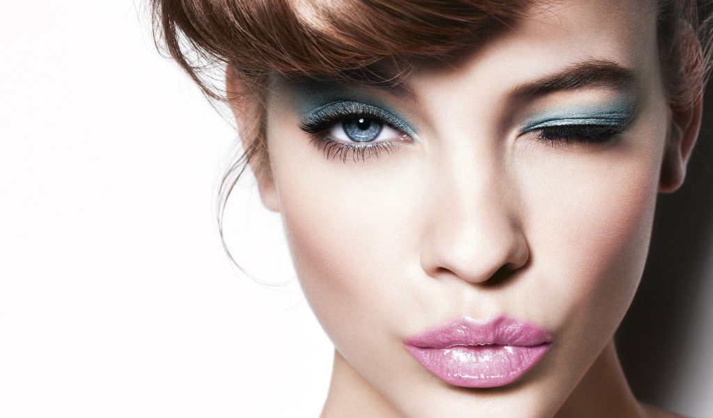 Девушка подмигивает