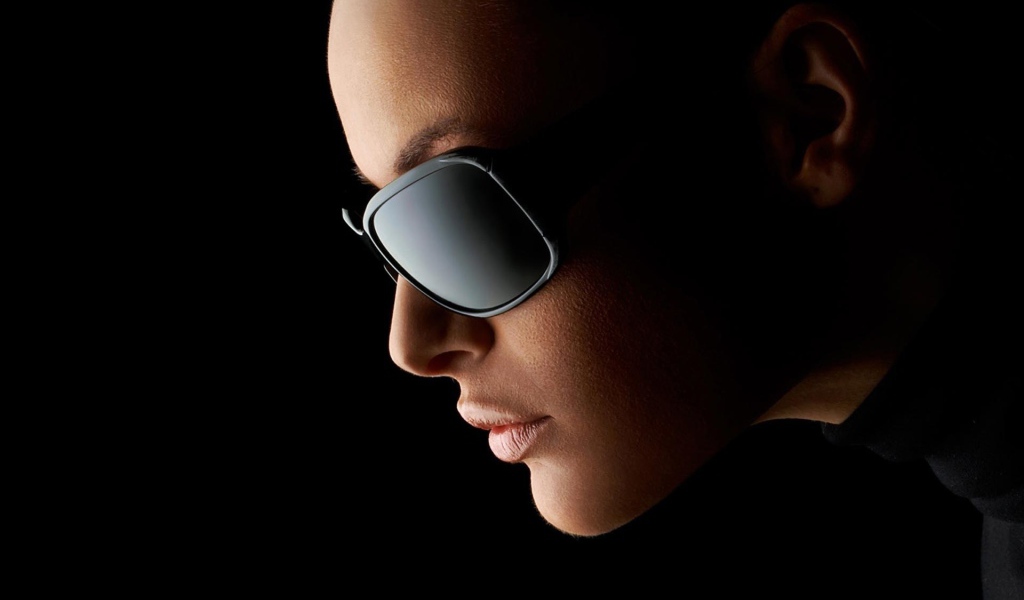 Девушка в темных очках