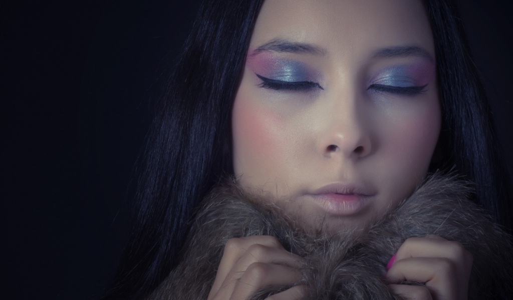 На девушке мягкий меховой воротник