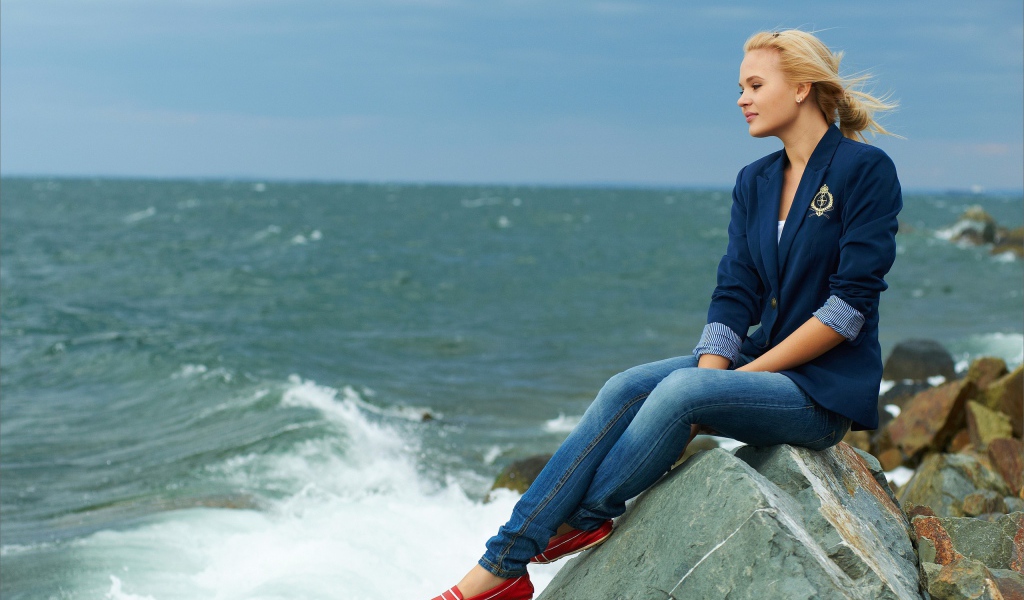 Таля в джинсах на берегу