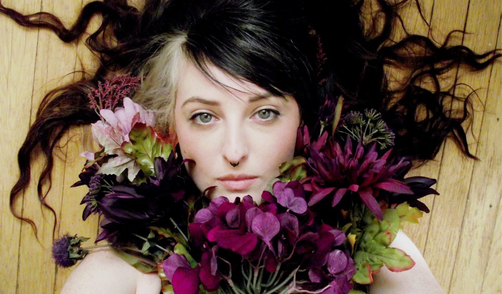 девушка с пирсингом с цветами