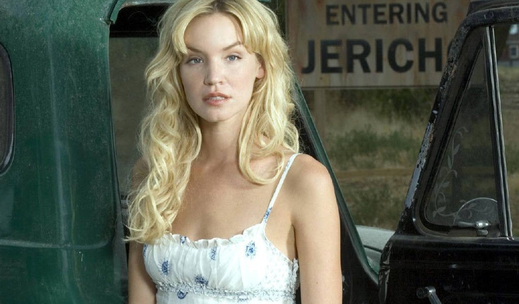 Актриса у старого автомобиля