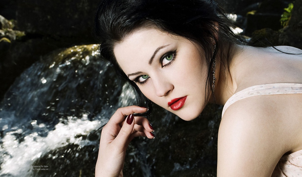 Брюнетка Пенелопа