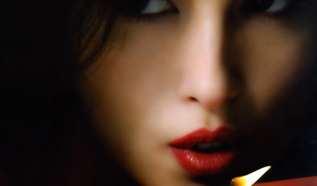 Брюнетка задувает свечу