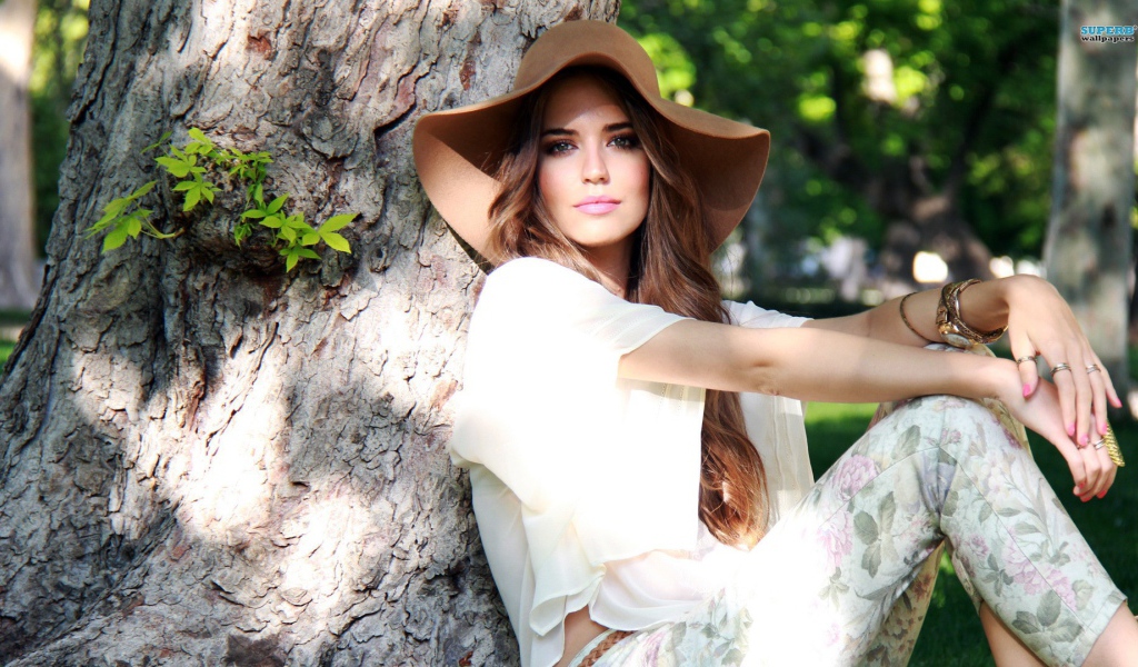 Клара сидит у дерева