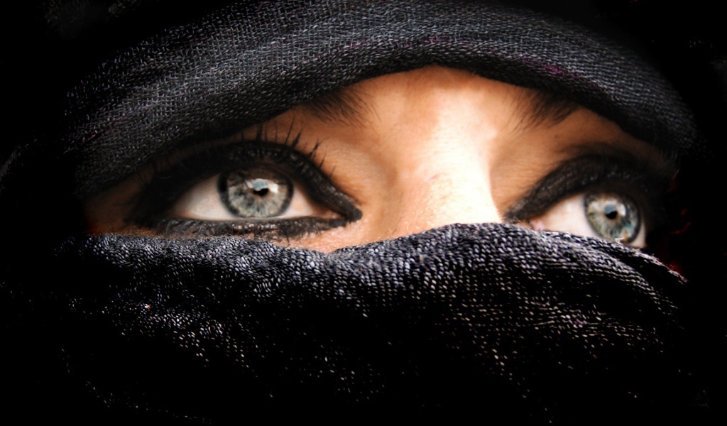 Лицо закрытое платком