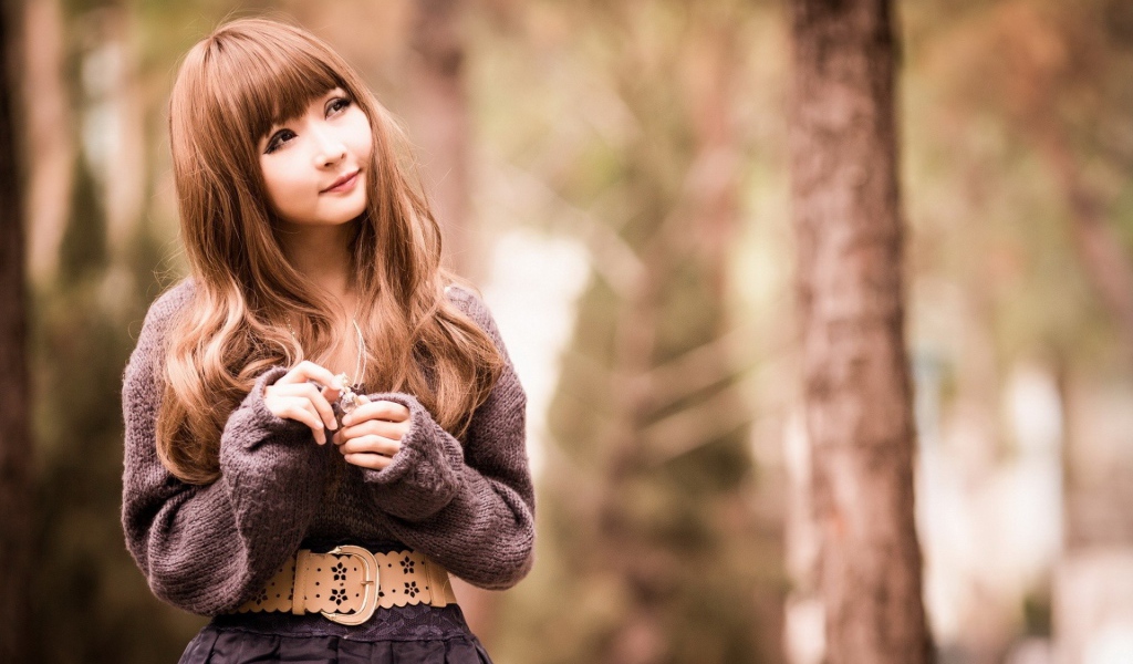 Девочка в свитере на природе