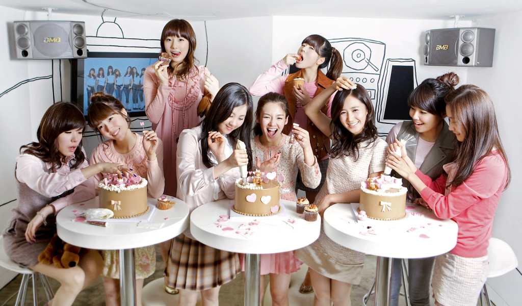 Японские девушки едят торт