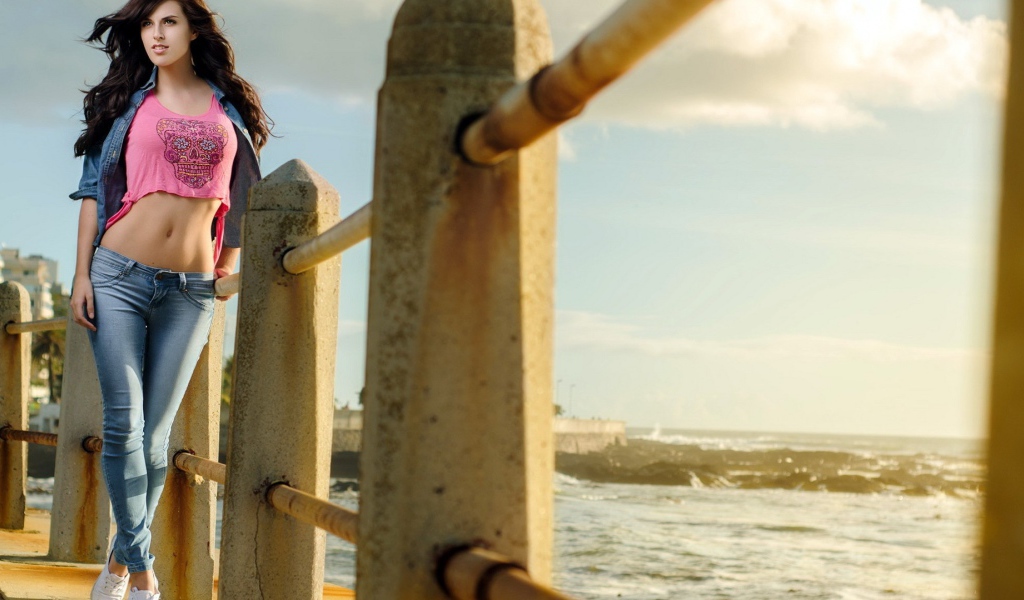 Модель в джинсах