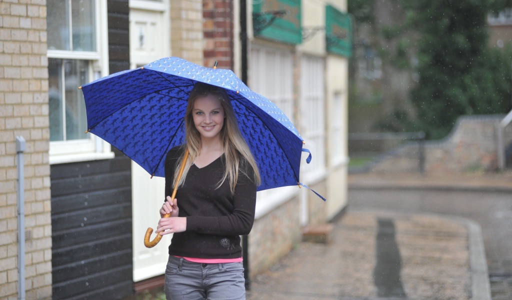 Модель с синим зонтом