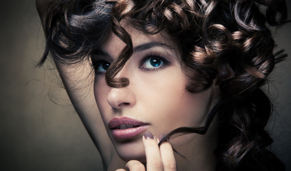 Модель с кудрявыми волосами