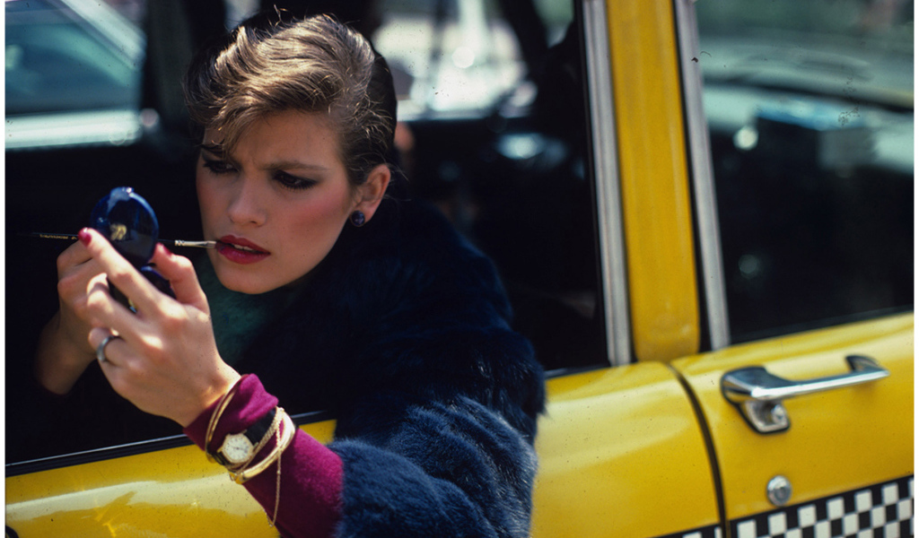 Фотография девушки в такси