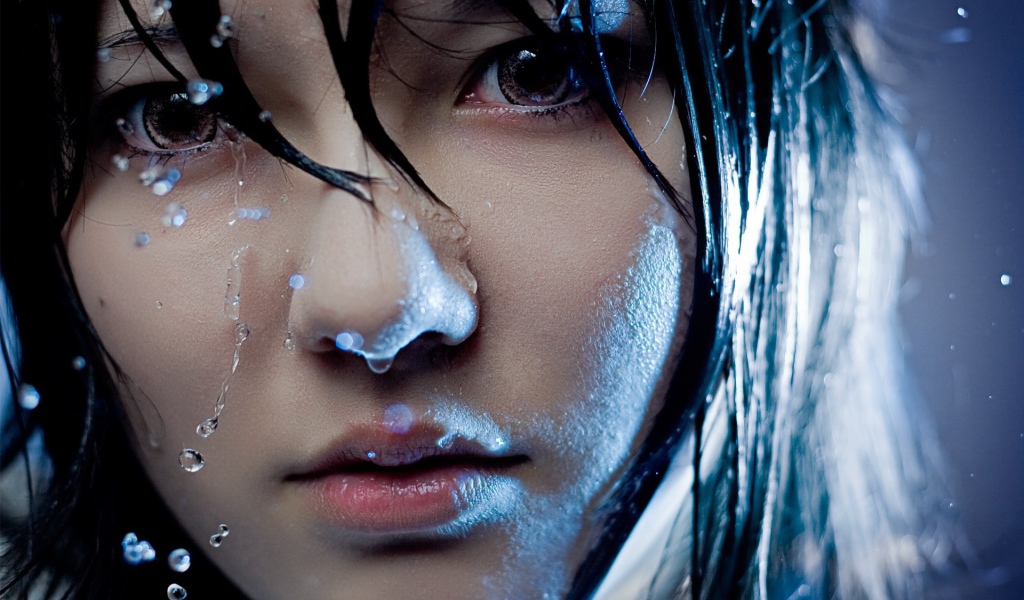 Портрет мокрой брюнетки