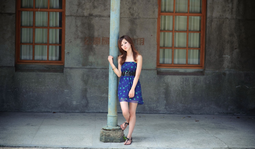 Девушка у столба