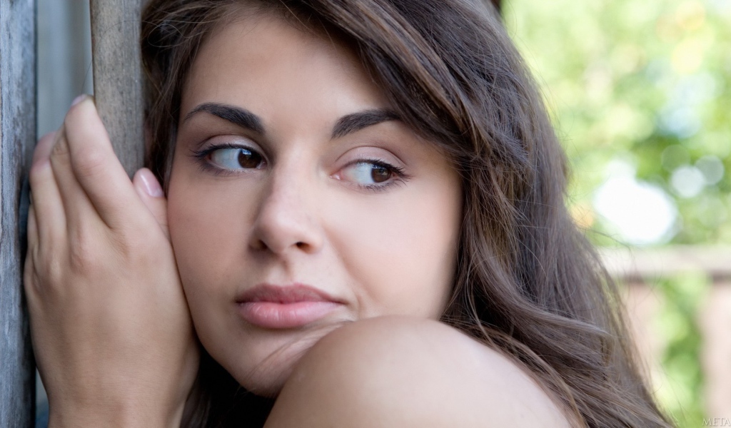 Девушка прижалась к забору