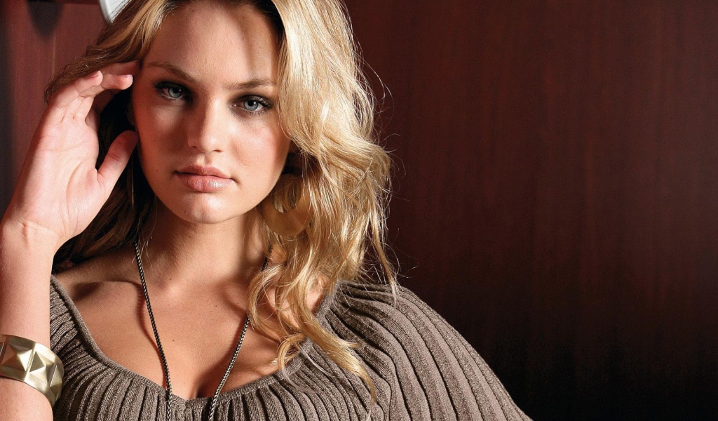 Модель с браслетом на руке