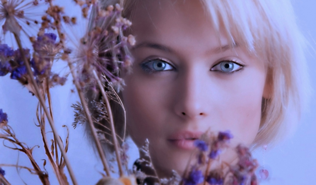 Модель с голубыми глазами