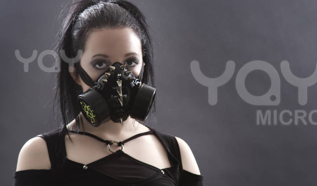 Девушка в противогазе