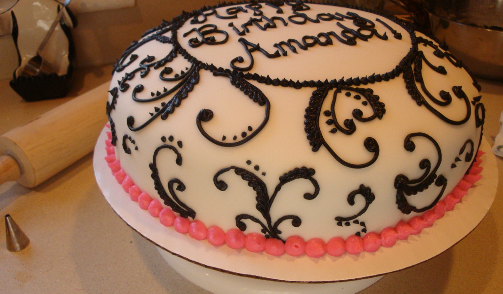 Красивый торт с шоколадным рисунком на день рождения