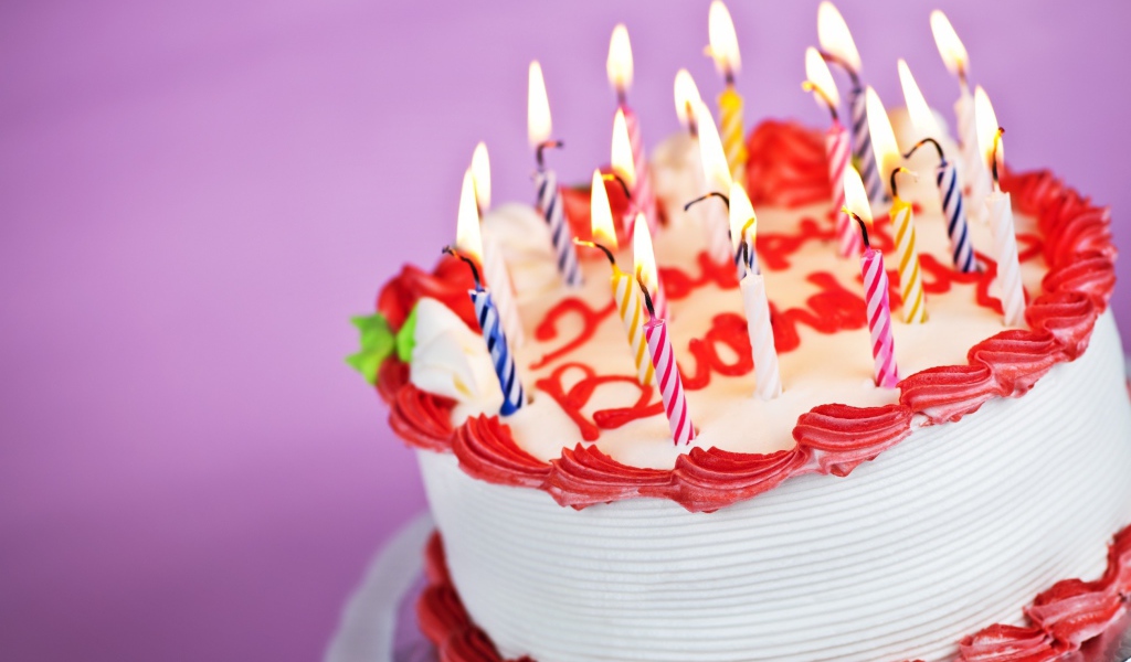 Торт на день рождения, фиолетовый фон