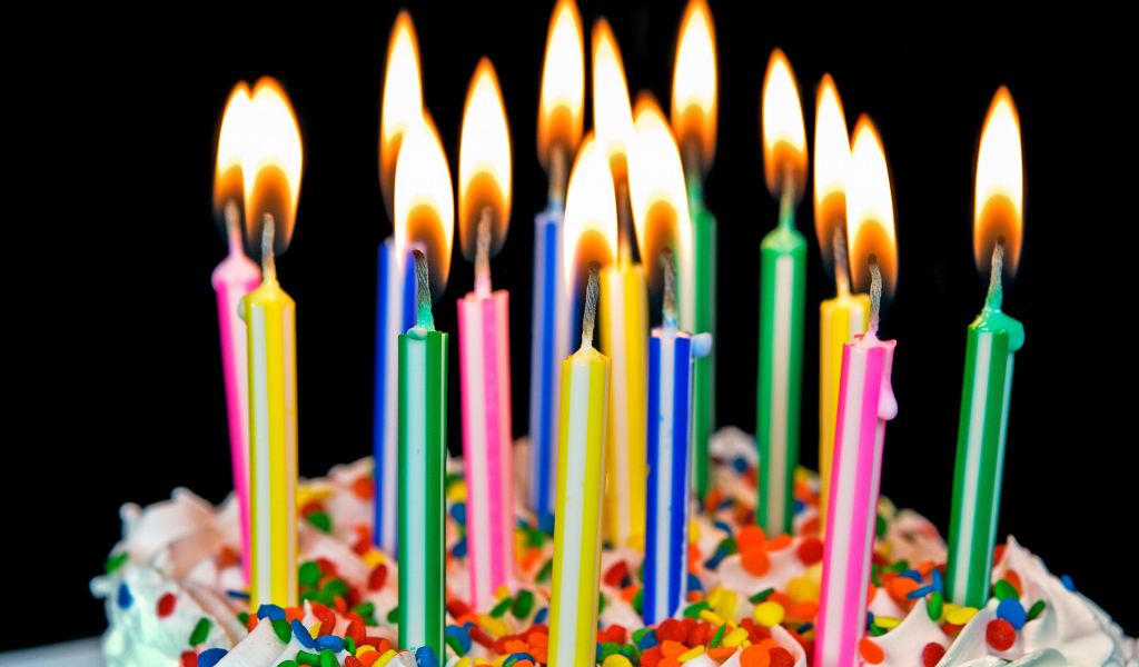 Разноцветные яркие свечи на день рождения