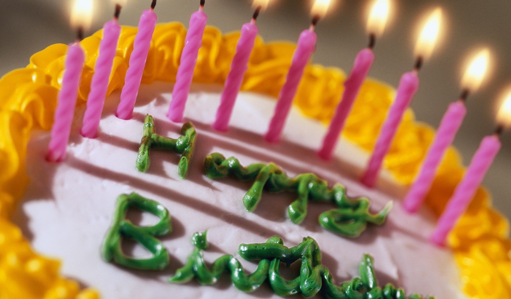 Торт с зелёной надписью на день рождения