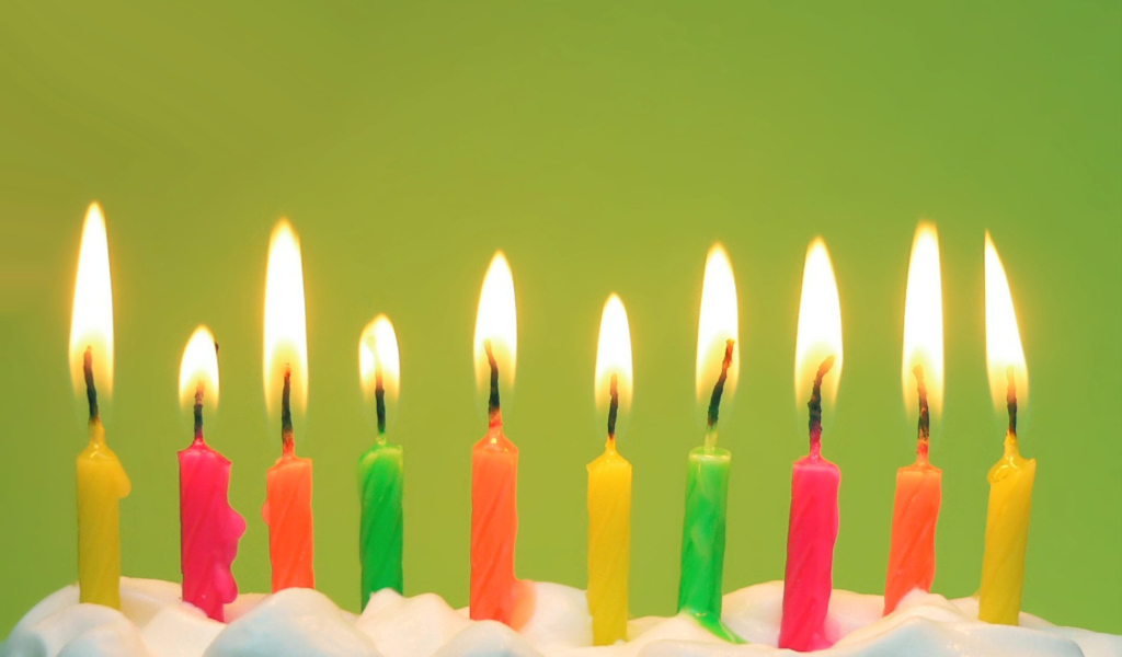 Разноцветные свечи на день рождения