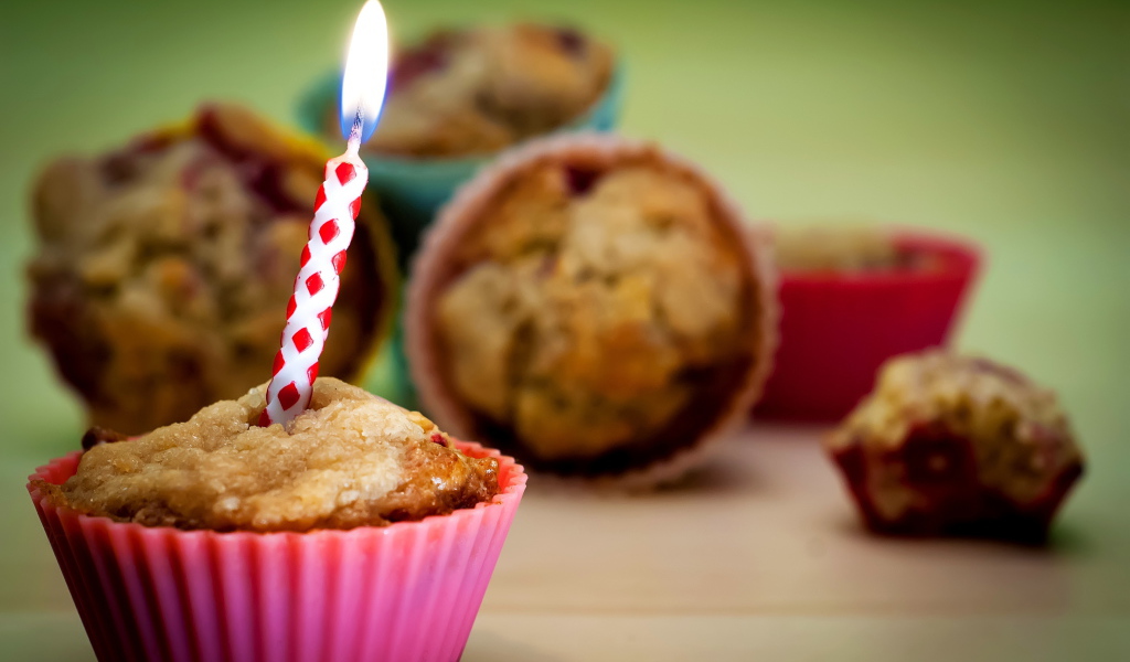 Кекс со свечой на день рождения