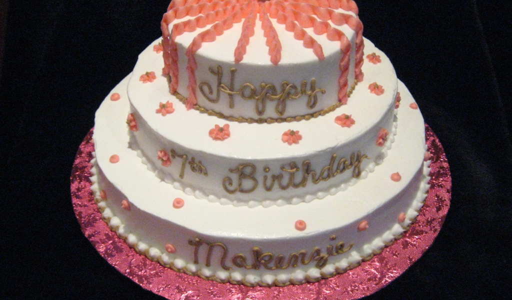  Вкусный торт ко дню рождения на черном фоне