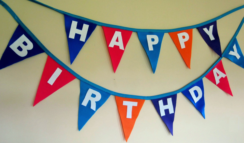 Флажки на стене на день рождения