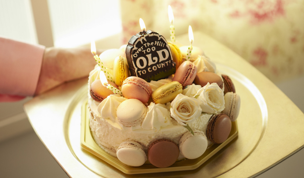 Торт с французскими макарунами на день рождения