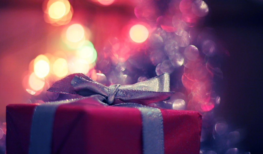 Подарок в красной обёртке  на день рождения