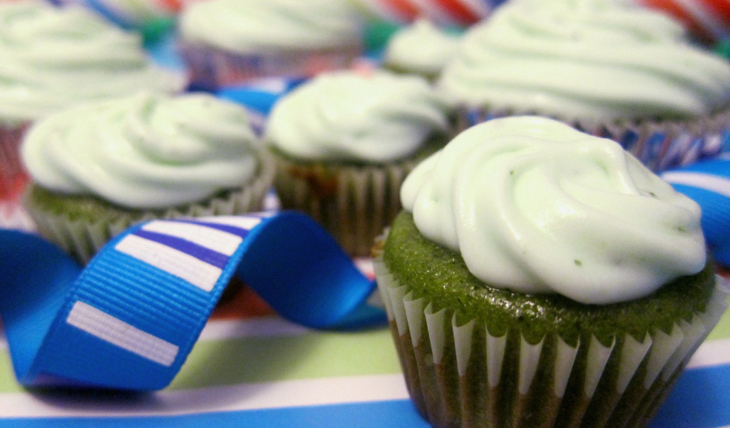 Зелёный кекс на день рождения