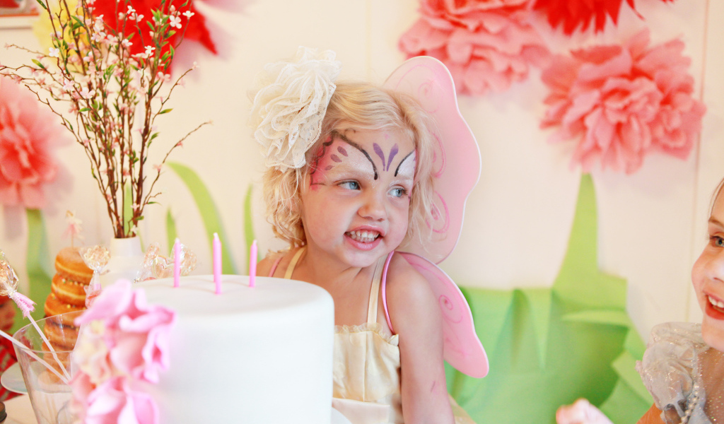 Счастливая девочка на день рождения