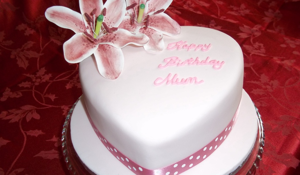 В форме сердца торт ко дню рождения