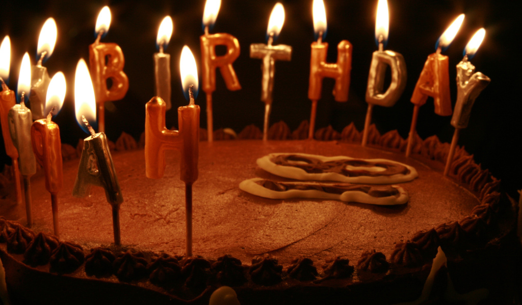 Вкусный торт со свечами