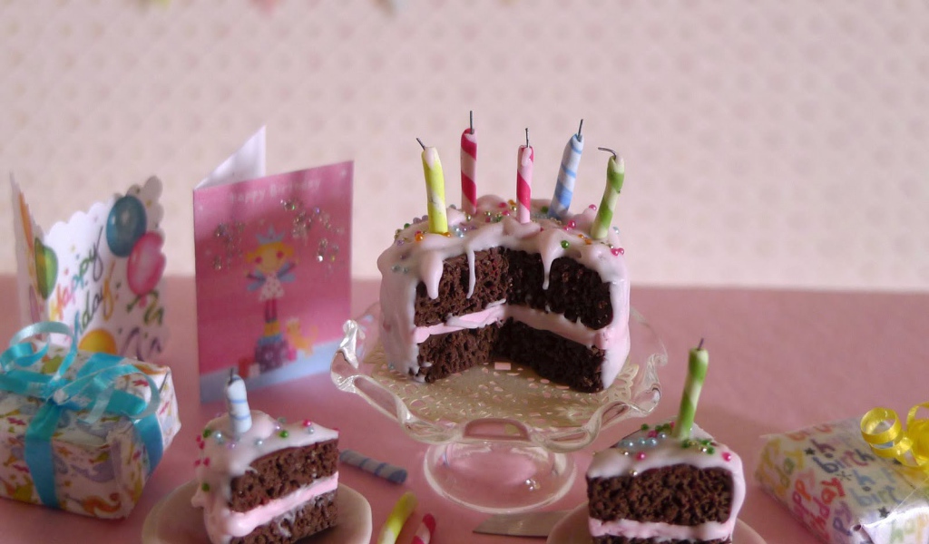 Розовый нарезанный торт на день рождения