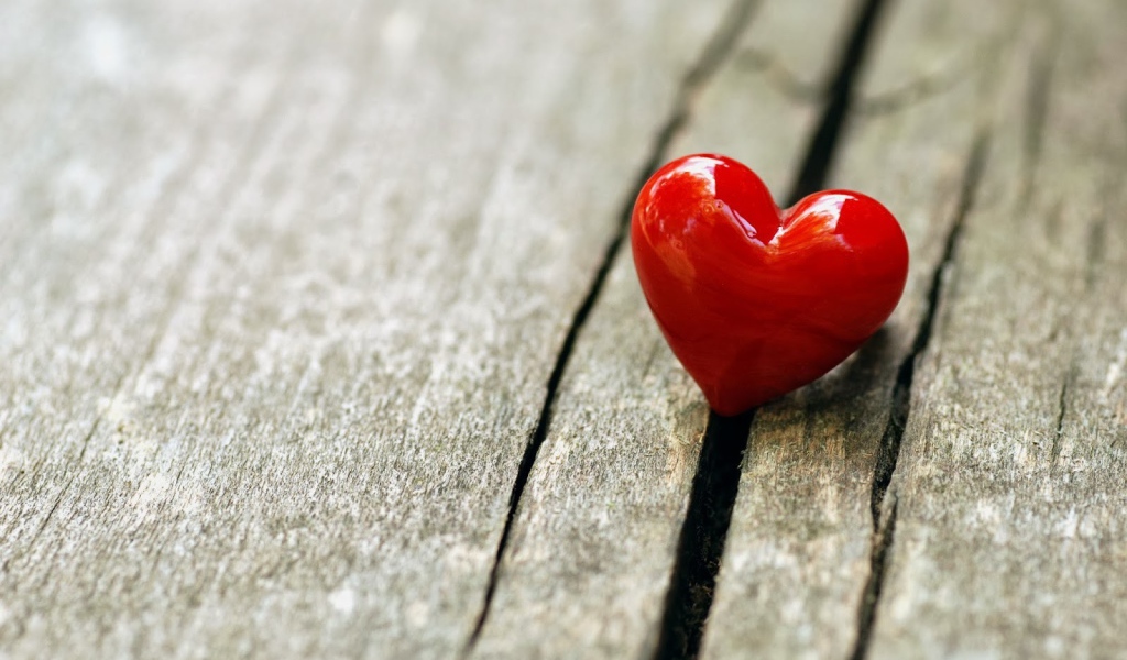 Красное сердце на день рождения