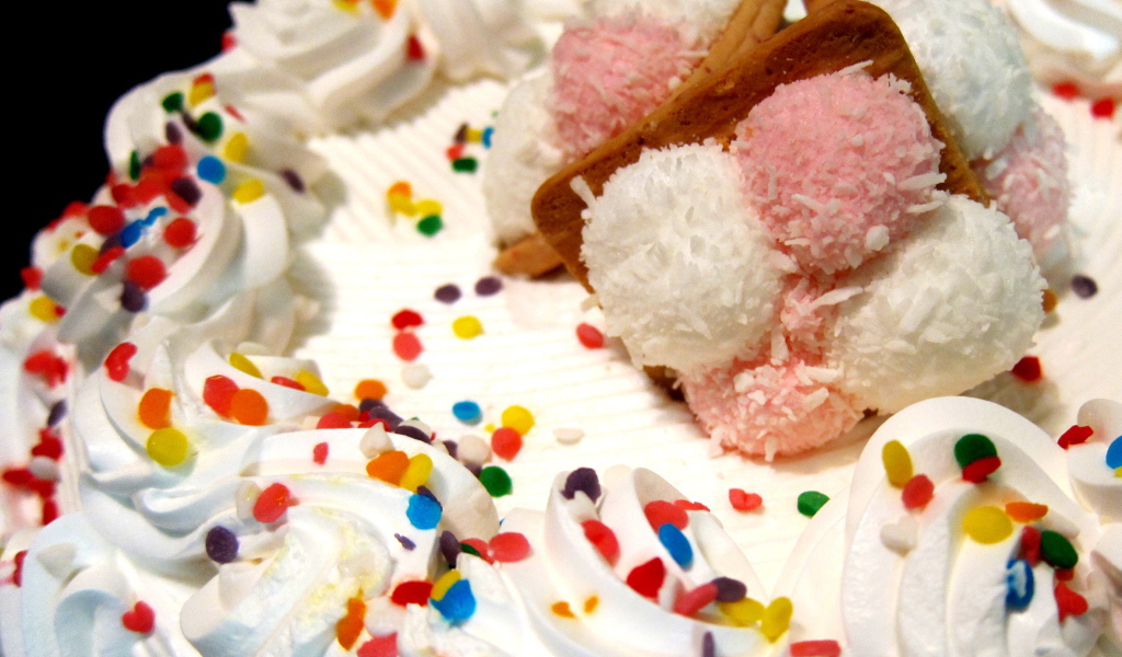 Вкусный торт с кремом на день рождения