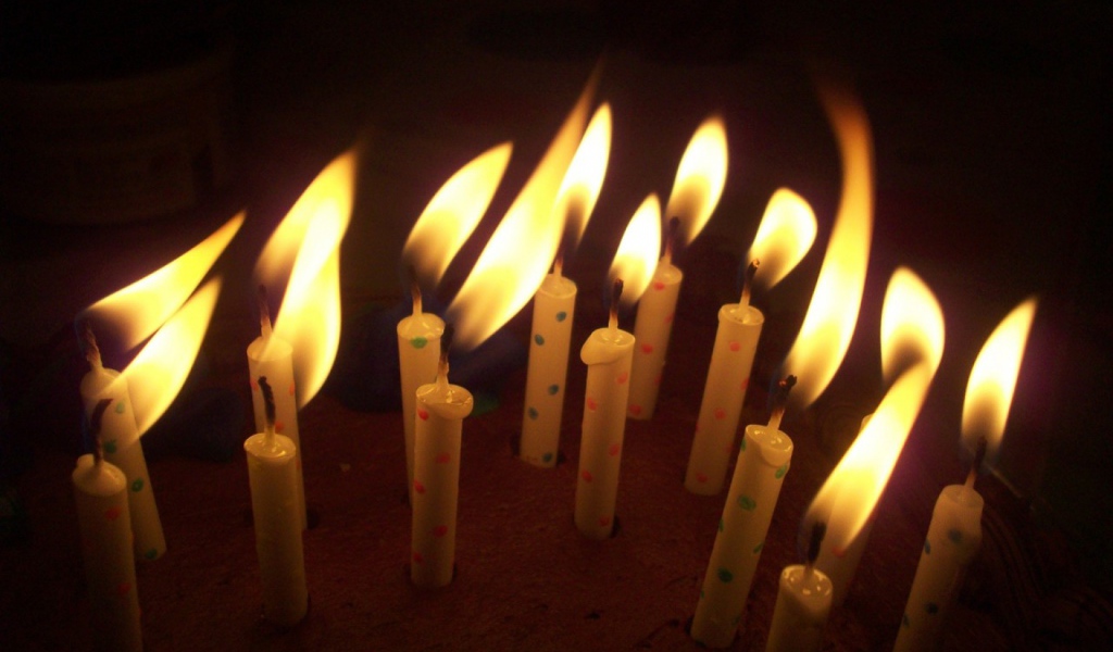 Пламя свечей на день рождения