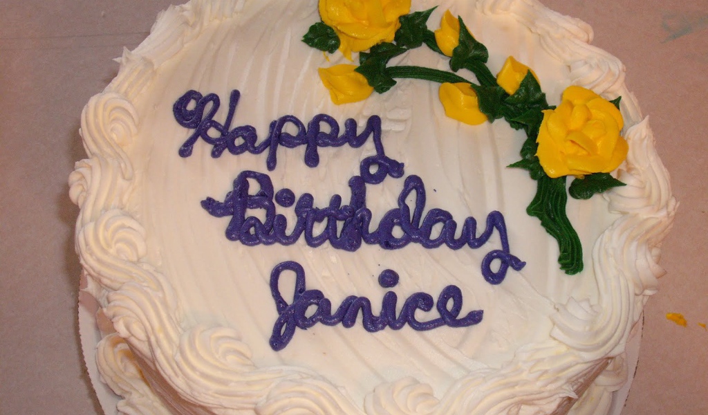 Белый торт на день рождения