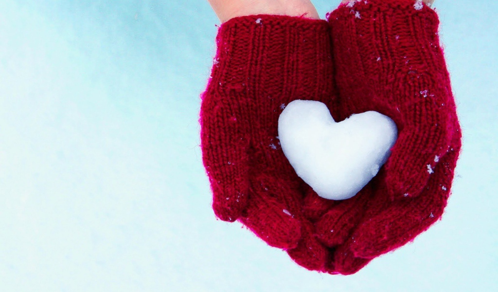 Сердечко из снега