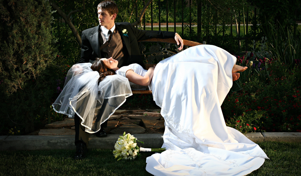 Молодожены на скамейке