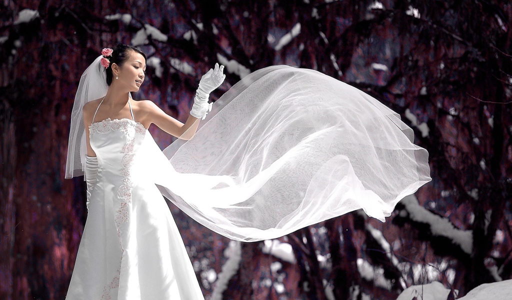 Невеста в свадебном платье на снегу