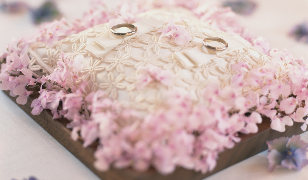 Подушка с кольцами на свадьбу