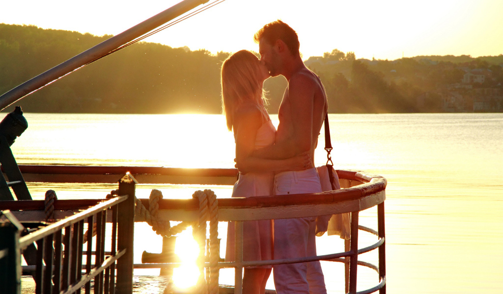 Поцелуй на закате