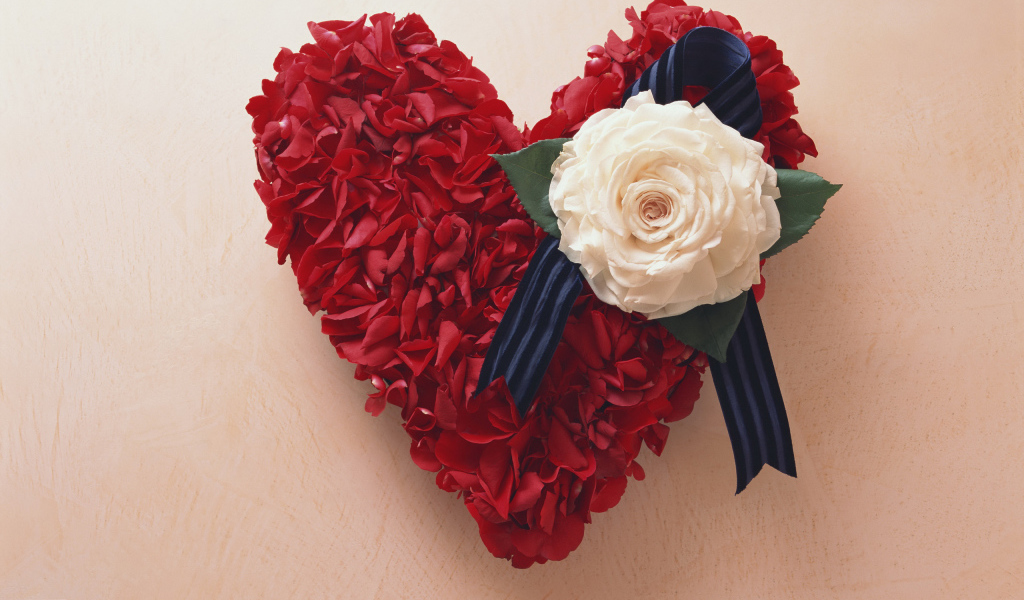 Сердечко из лепестков